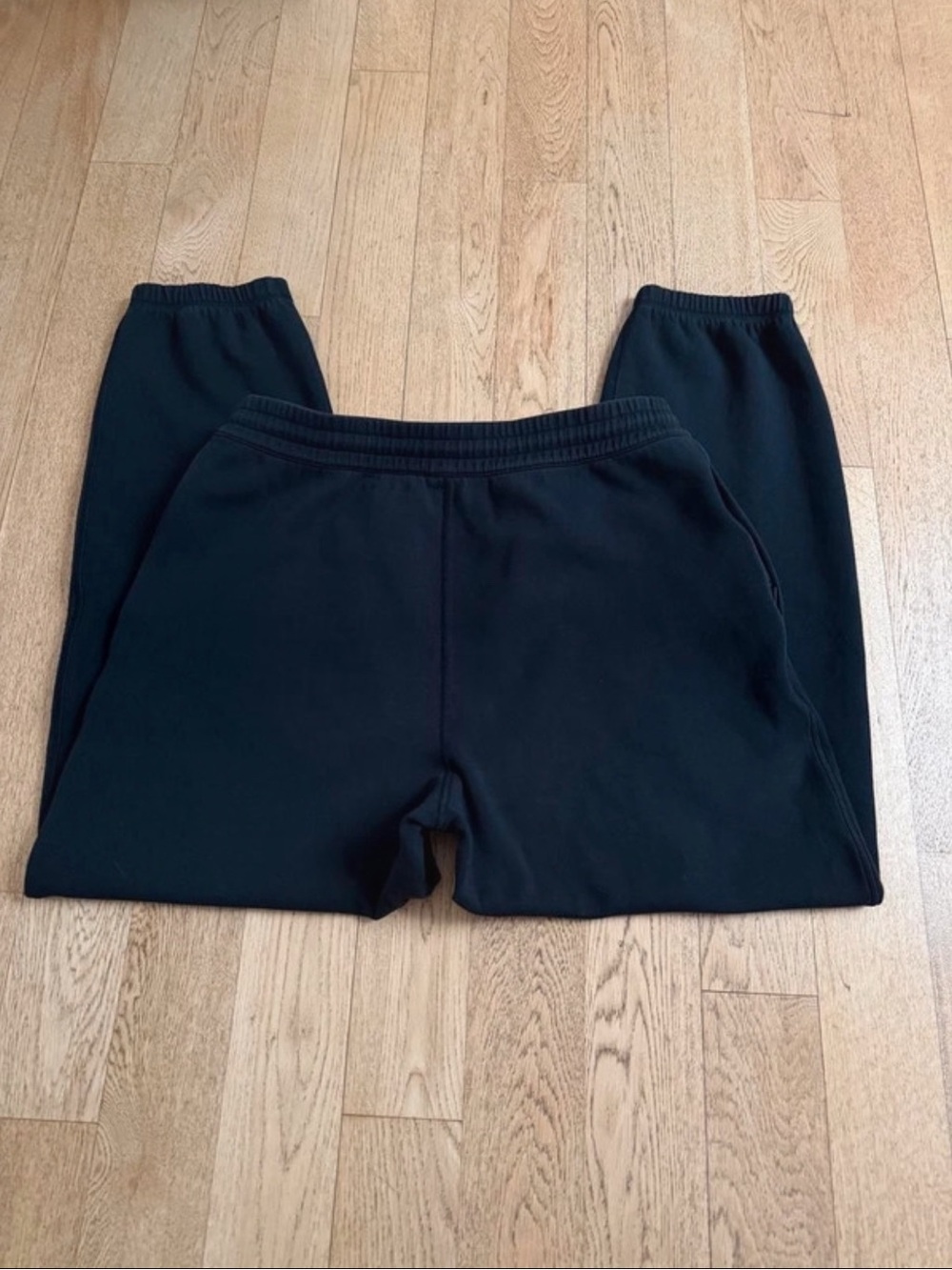 Aritzia Golden Black Jogger Sweatpants Yoga Pants Pilates Model Off Duty